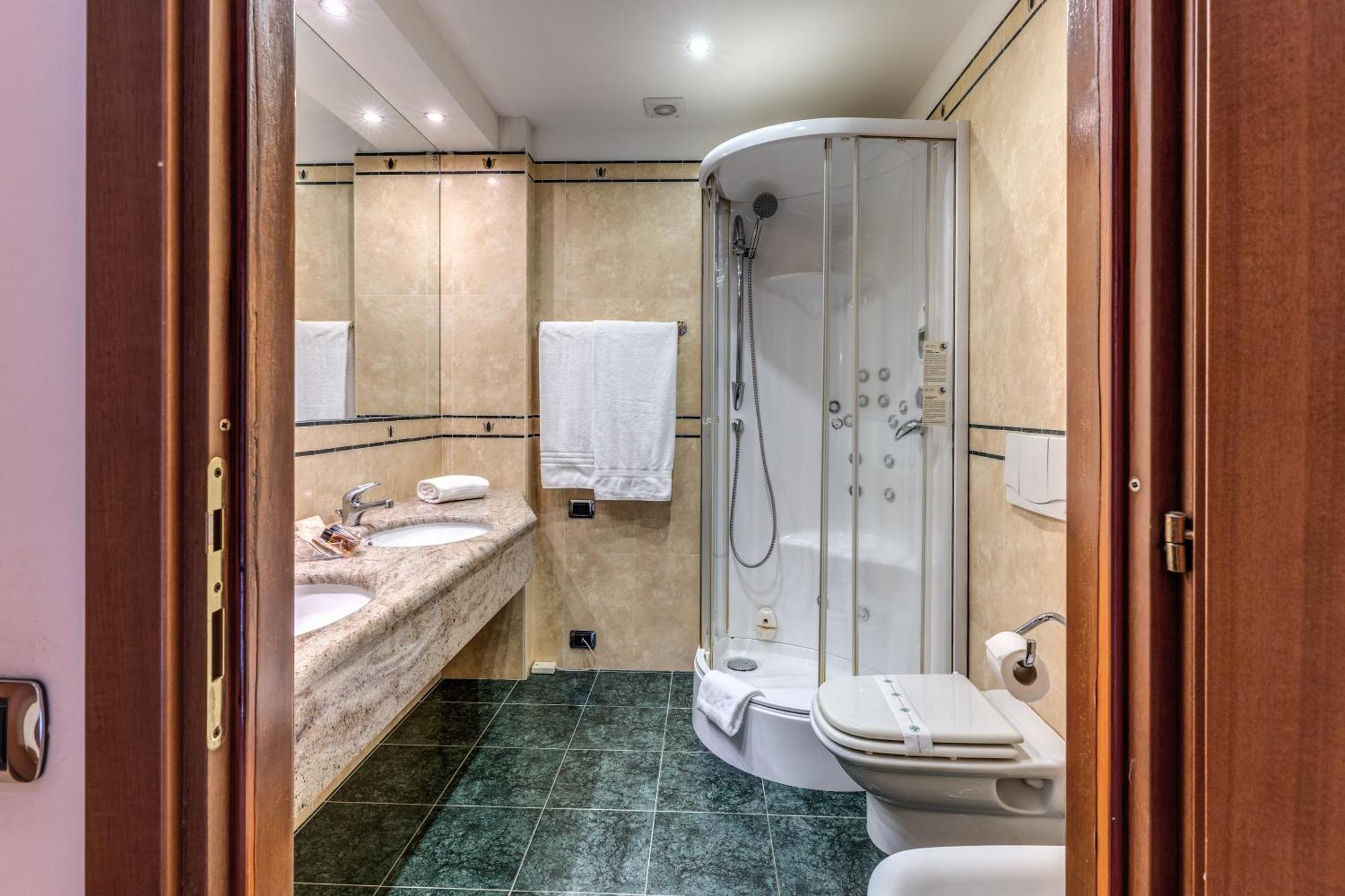 Luna Hotel Motel Lago Maggiore Arona Oleggio Castello Kültér fotó