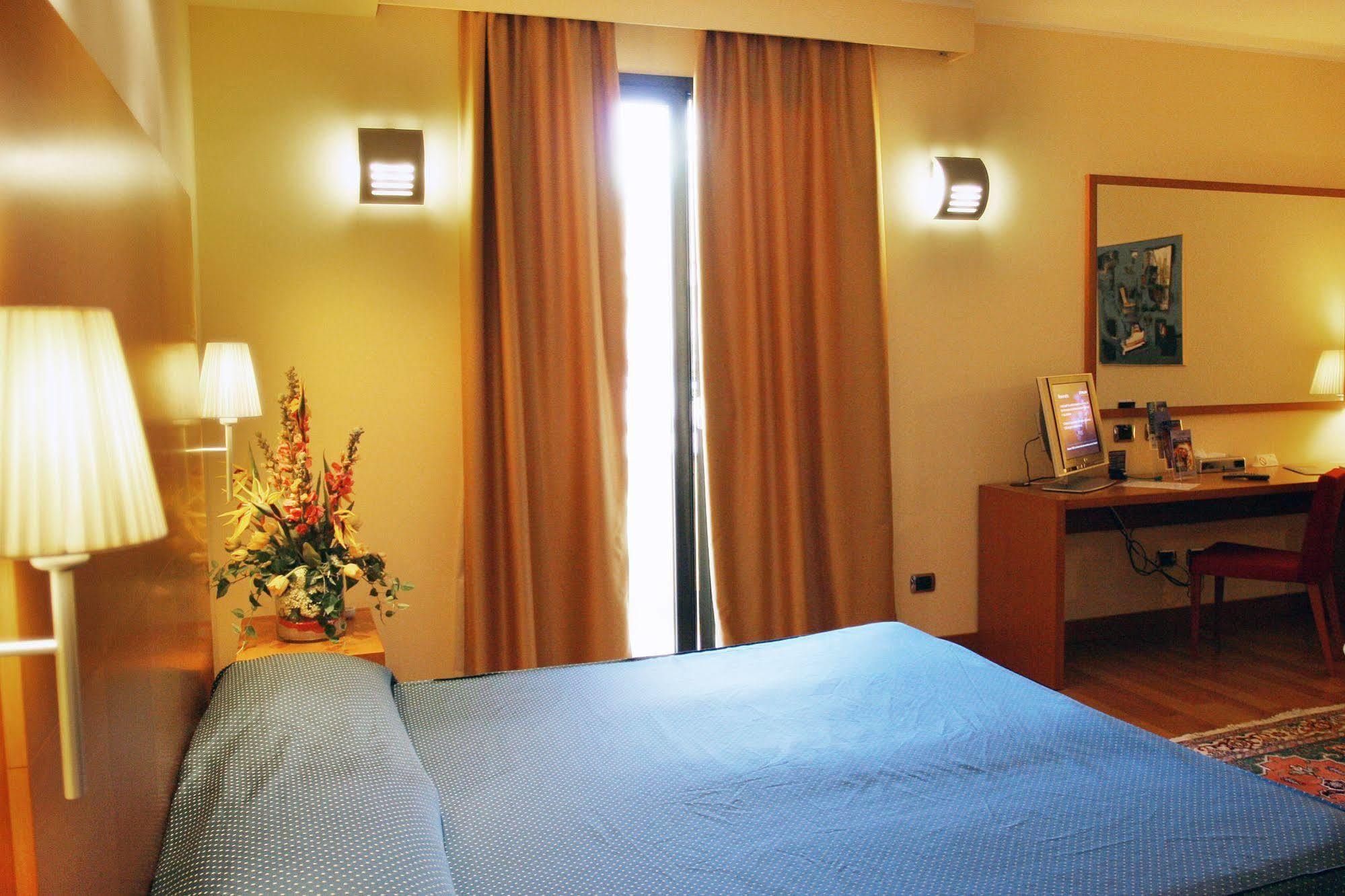 Luna Hotel Motel Lago Maggiore Arona Oleggio Castello Kültér fotó